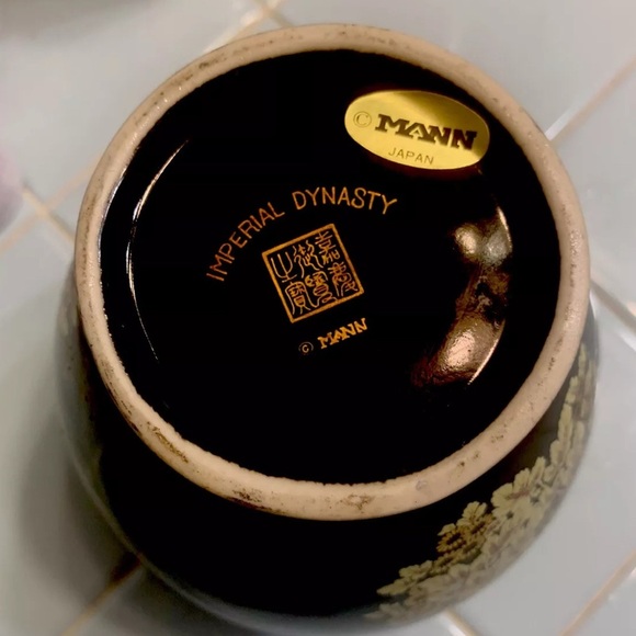 Beautiful Imperial Dynasty by Mann Porcelain Vase with Lid - Picture 2 of 3